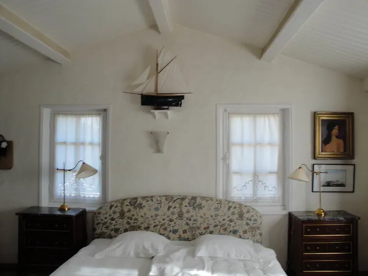 La chambre Côté Bateau et sa maquette de voilier