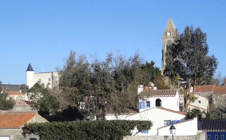 Le clocher de Noirmoutier au-dessus des toits