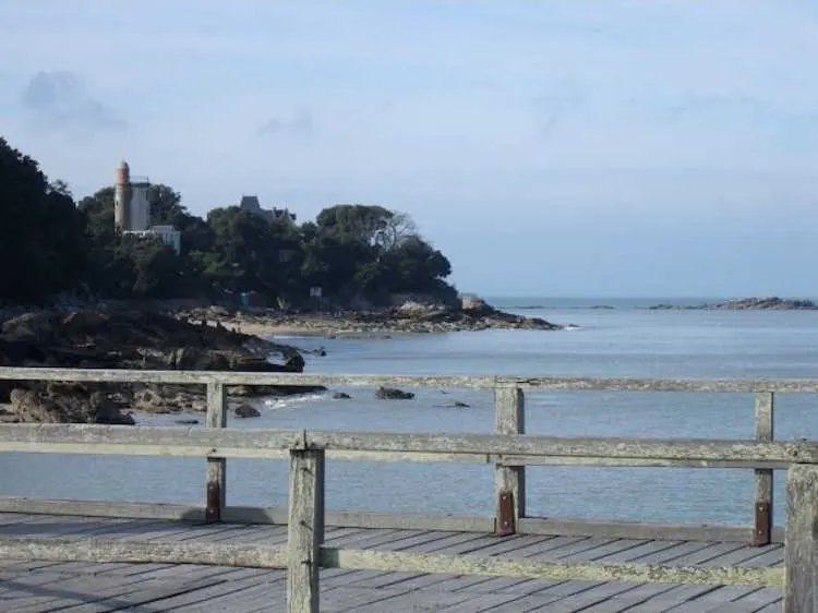 Une jetée de bois face à la mer
