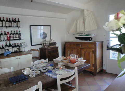 La salle à manger et le petit déjeuner