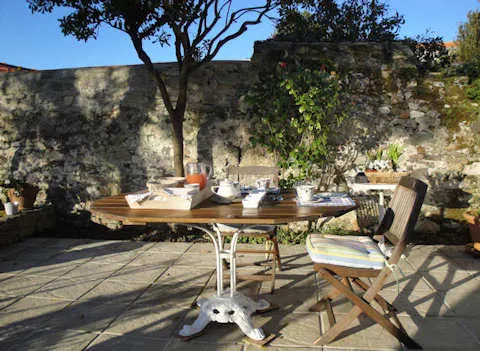 Petit déjeuner en terrasse au soleil