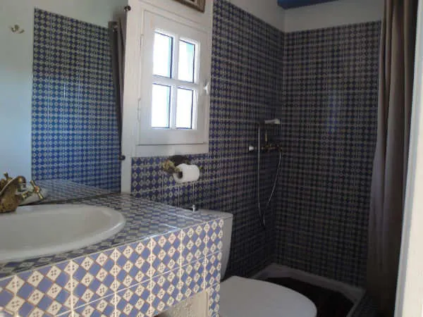 Salle d'eau carrelée de la chambre Côté Port