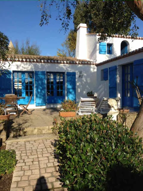 La villa bleue et blanche et son jardin